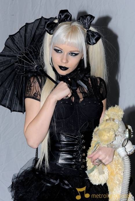 http://i1180.photobucket.com/albums/x402/tinycutemonster/kerli-NEW-YORK-NY-FEBRUARY-12-Singer-Kerli-attends-Mercedes-Benz-Fashi-109038010.jpg