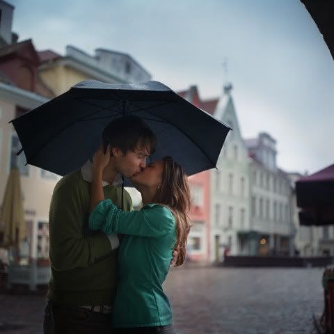 couple kissing photo: passion under the umbrella 3cb6c4f59fdb67cfa6e77b5ry2.jpg